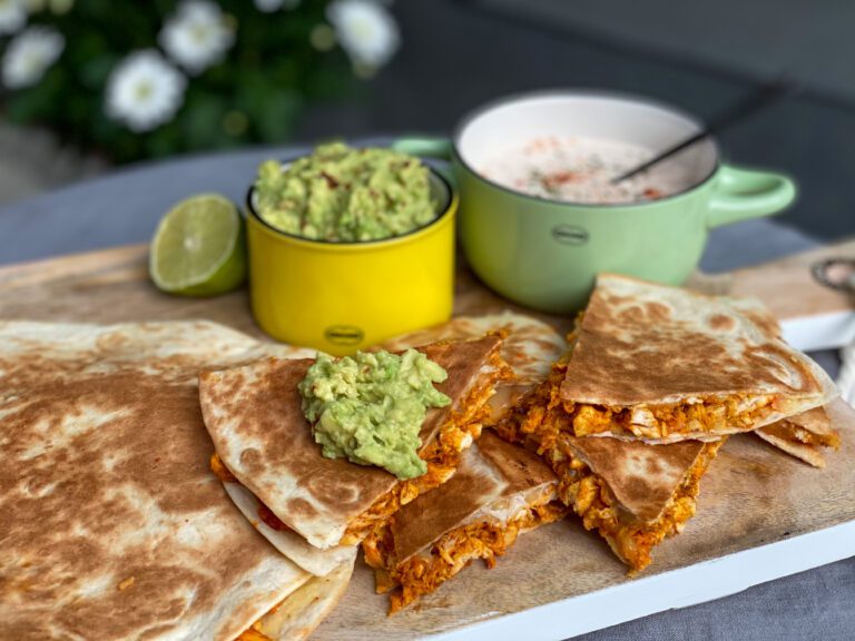 quesadilla's met pittige pulled chicken