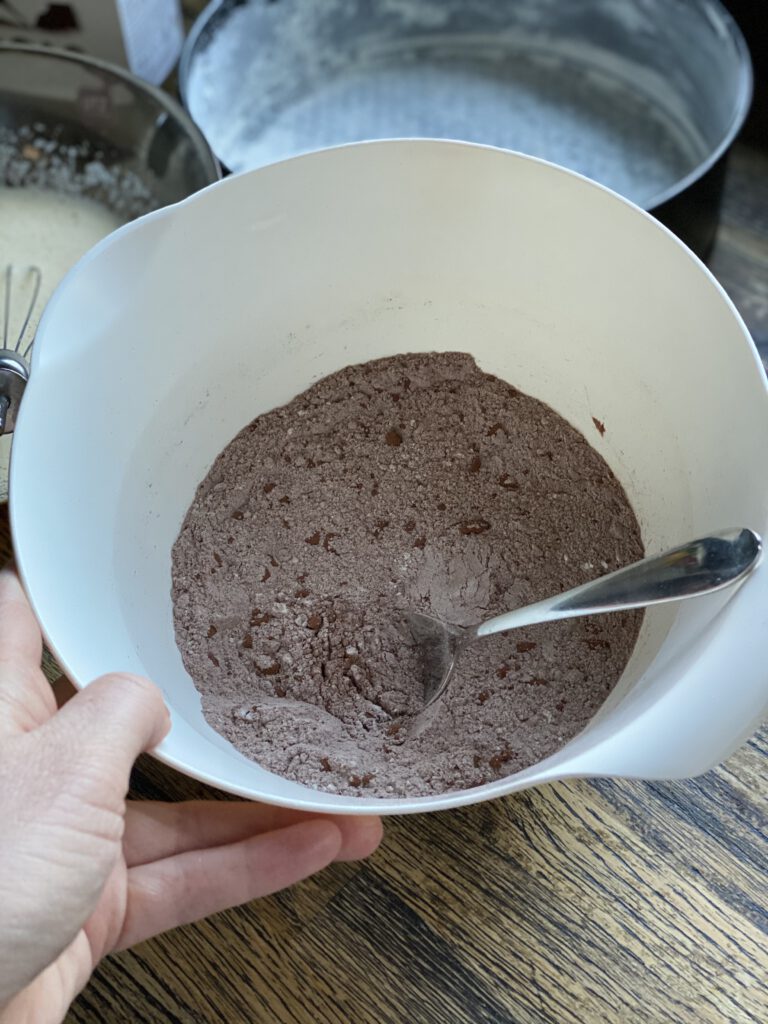 Zweedse chocolade cake maken