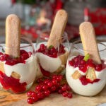 trifle met rode bessen compote en lange vingers