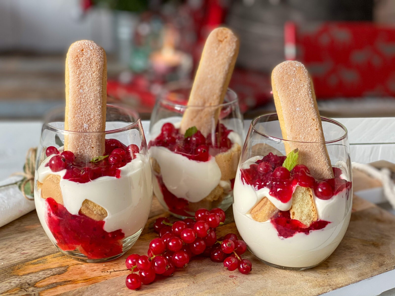 Trifle met rode bessen compote en lange vingers - Familie over de kook