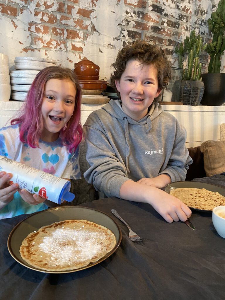 Thuis bij Familie over de Kook: pannenkoeken eten