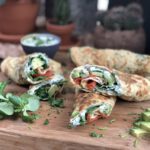 ei wraps met gerookte zalm en avocado en kruidenroomkaas