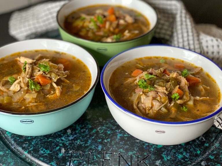 Kippensoep met soepkip en oosterse twist kippensoep van soepkip met een Oosters tintje