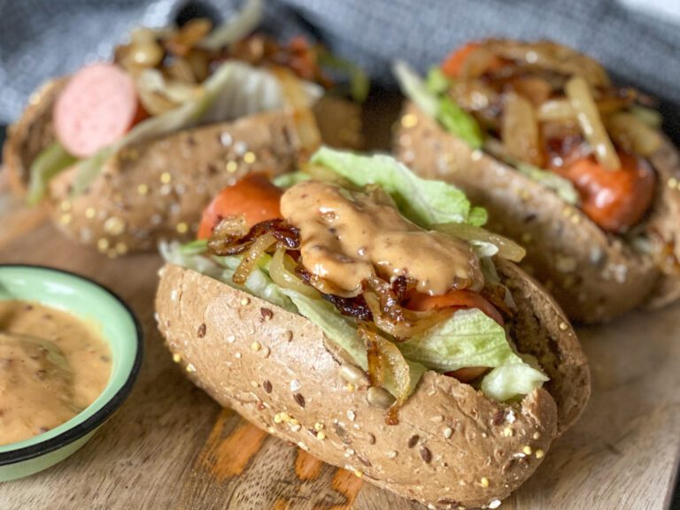 broodje rookworst met honing-mosterdsaus broodje rookworst met honing-mosterdsaus