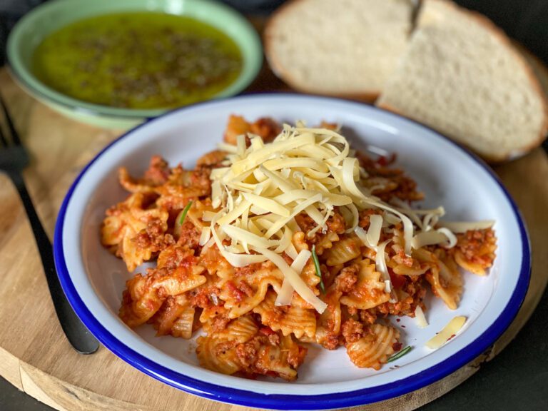 pasta met verse worst in pittige tomatensaus pasta met verse worst in pittige tomatensaus en venkel