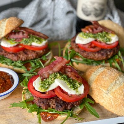 Italiaanse hamburger met kruidige ketchup Italiaanse hamburger met pesto, kruidige ketchup en mozzarella