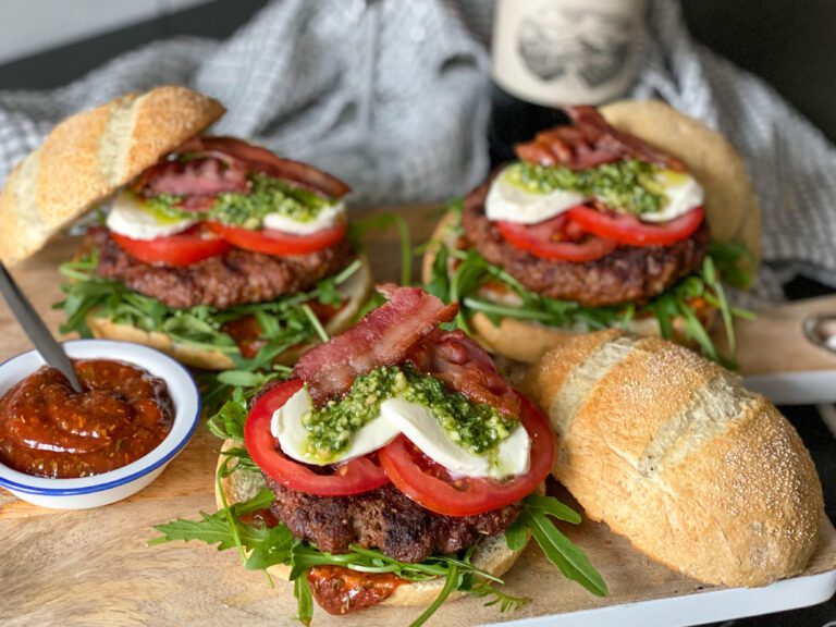 Italiaanse hamburger met kruidige ketchup Italiaanse hamburger met pesto, kruidige ketchup en mozzarella