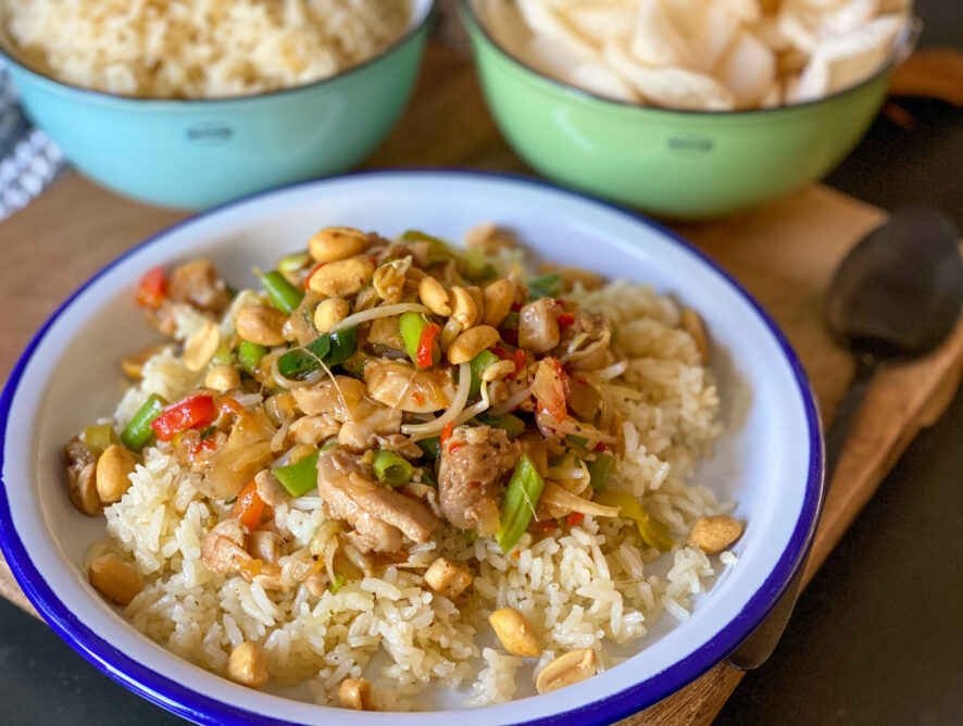 Chinese wok met kip, groenten en rijst