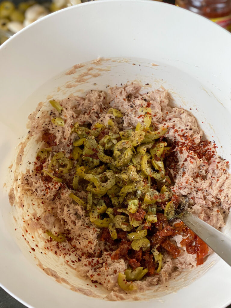 tonijnsalade maken met zongedroogde tomaat en olijven ingrediënten