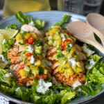 Gegrilde kip salade met mango salsa en frisse yoghurtdressing – zomerse en gezonde maaltijdsalade