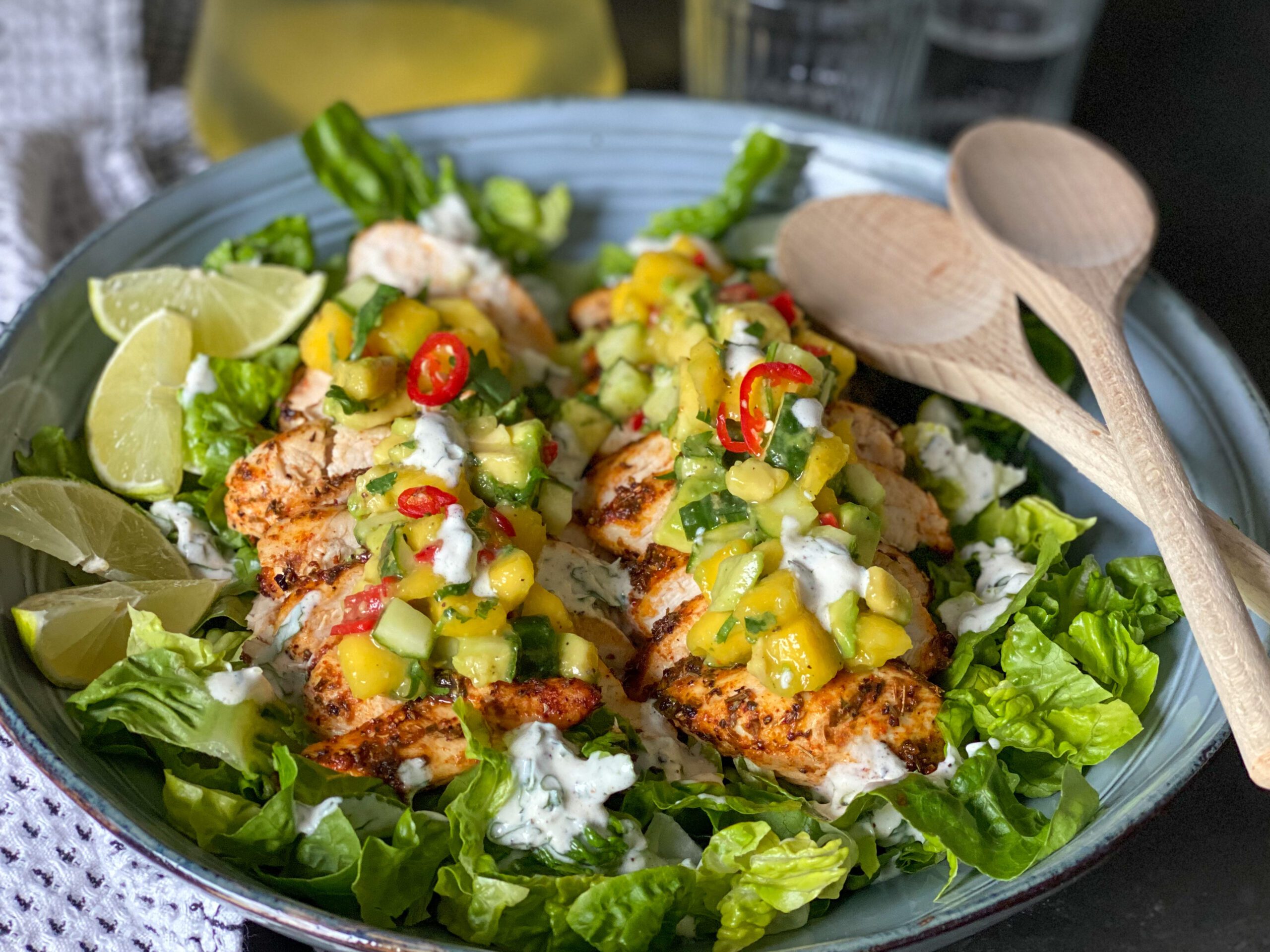 Gegrilde kip salade met mango salsa en frisse yoghurtdressing – zomerse en gezonde maaltijdsalade