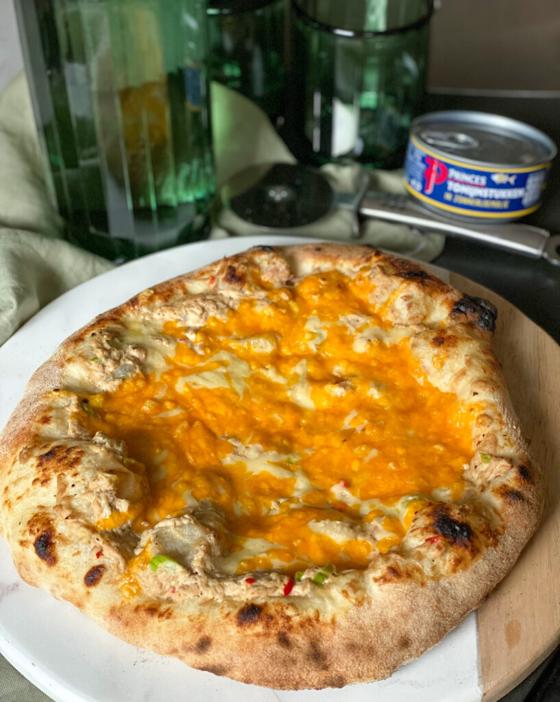 pizza met tonijn en kaas
