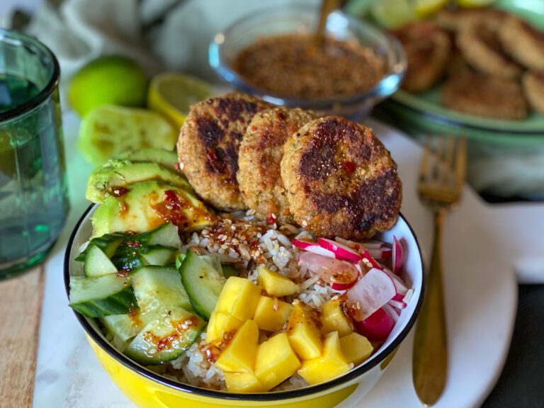 poke bowl met vegan viskoekjes en Thaise dressing poke bowl met vegetarische viskoekjes