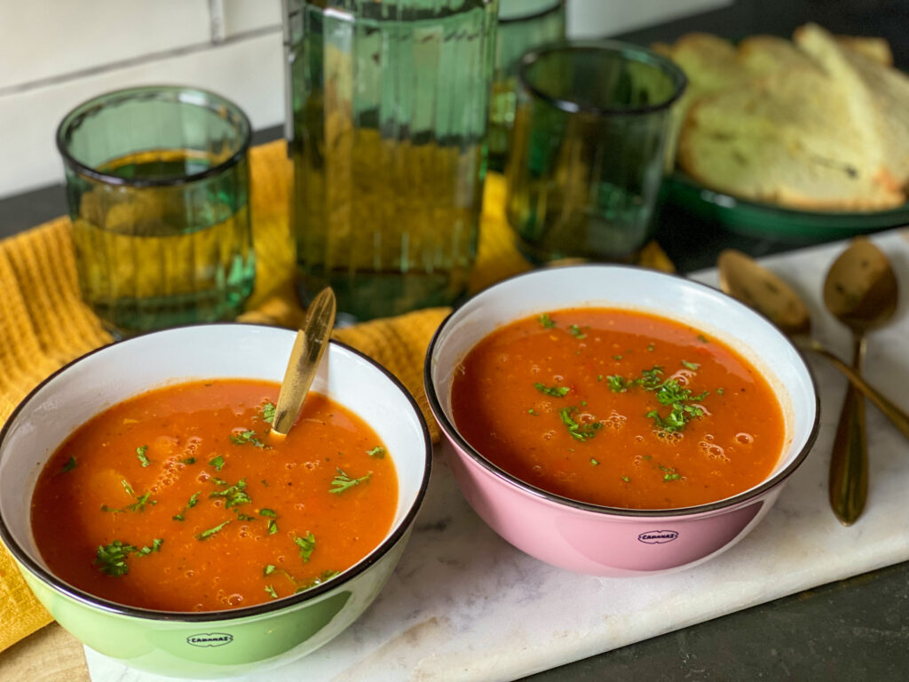 familie-over-de-kook-weekmenu-20-2023 pompoensoep met paprika en tomaat 