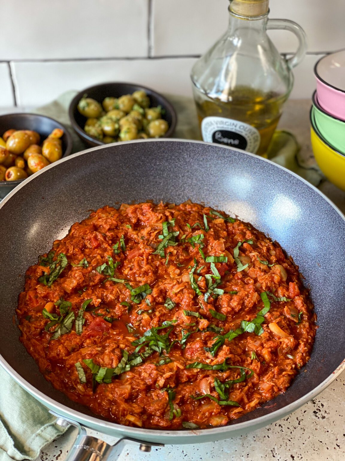 Penne Met Tonijn In Tomatensaus Familie Over De Kook