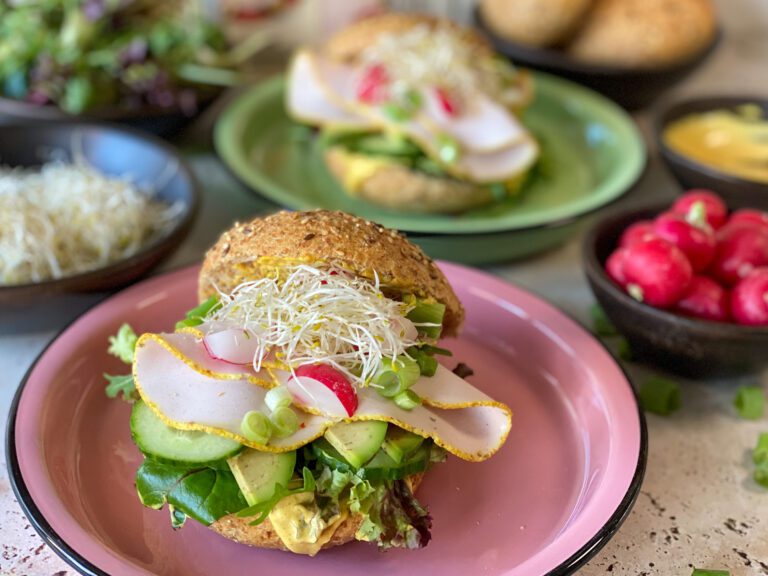 Vegetarische sandwich met kerriesaus vegetarische sandwich met kerriesmaak