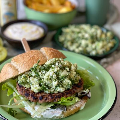 Griekse burger met feta en groene salsa Griekse burger met feta en groene salsa