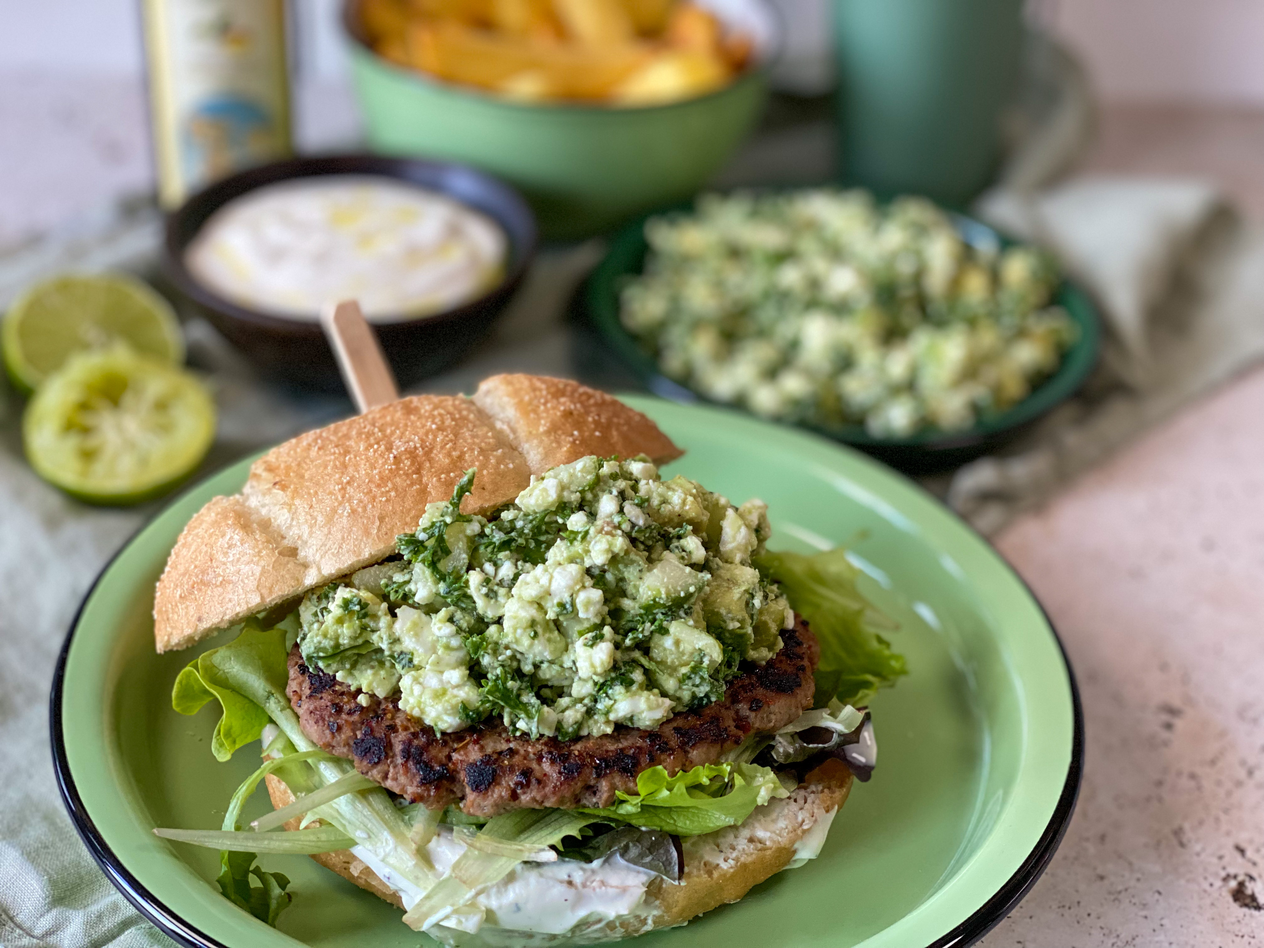 Griekse burger met feta en groene salsa