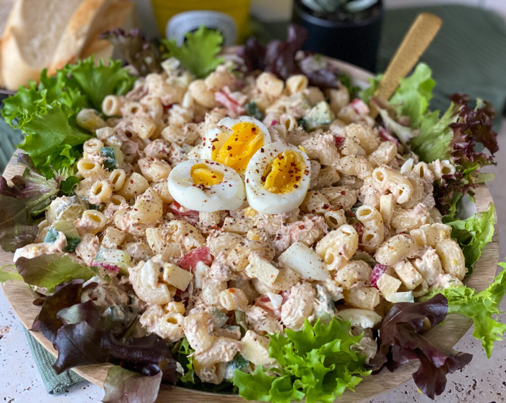 salades voor bij de bbq pastasalade met tonijn en ei