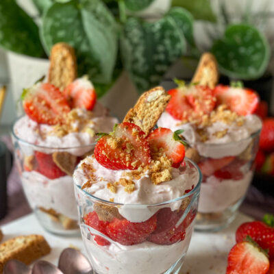 trifle met aardbeien en cantuccini