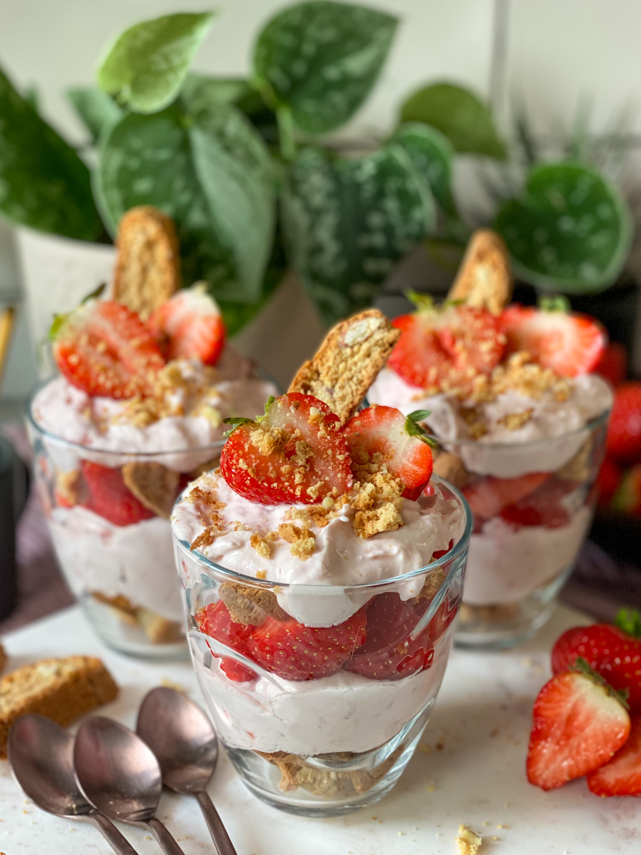 trifle met aardbeien en cantuccini
