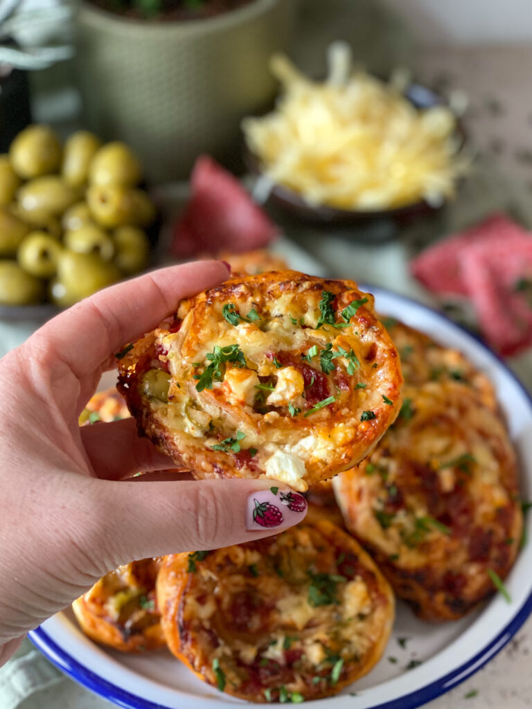 pizza bladerdeeg rolletjes met kaas en salami