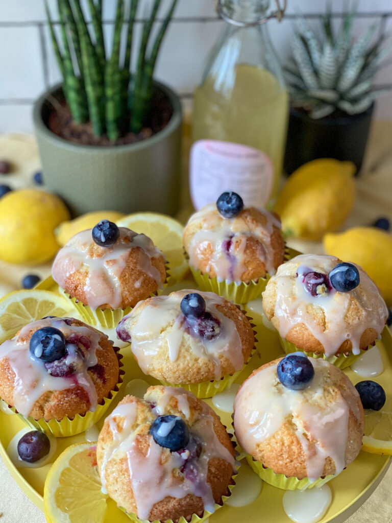citroen cupcakes met blauwe bessen en citroen glazuur