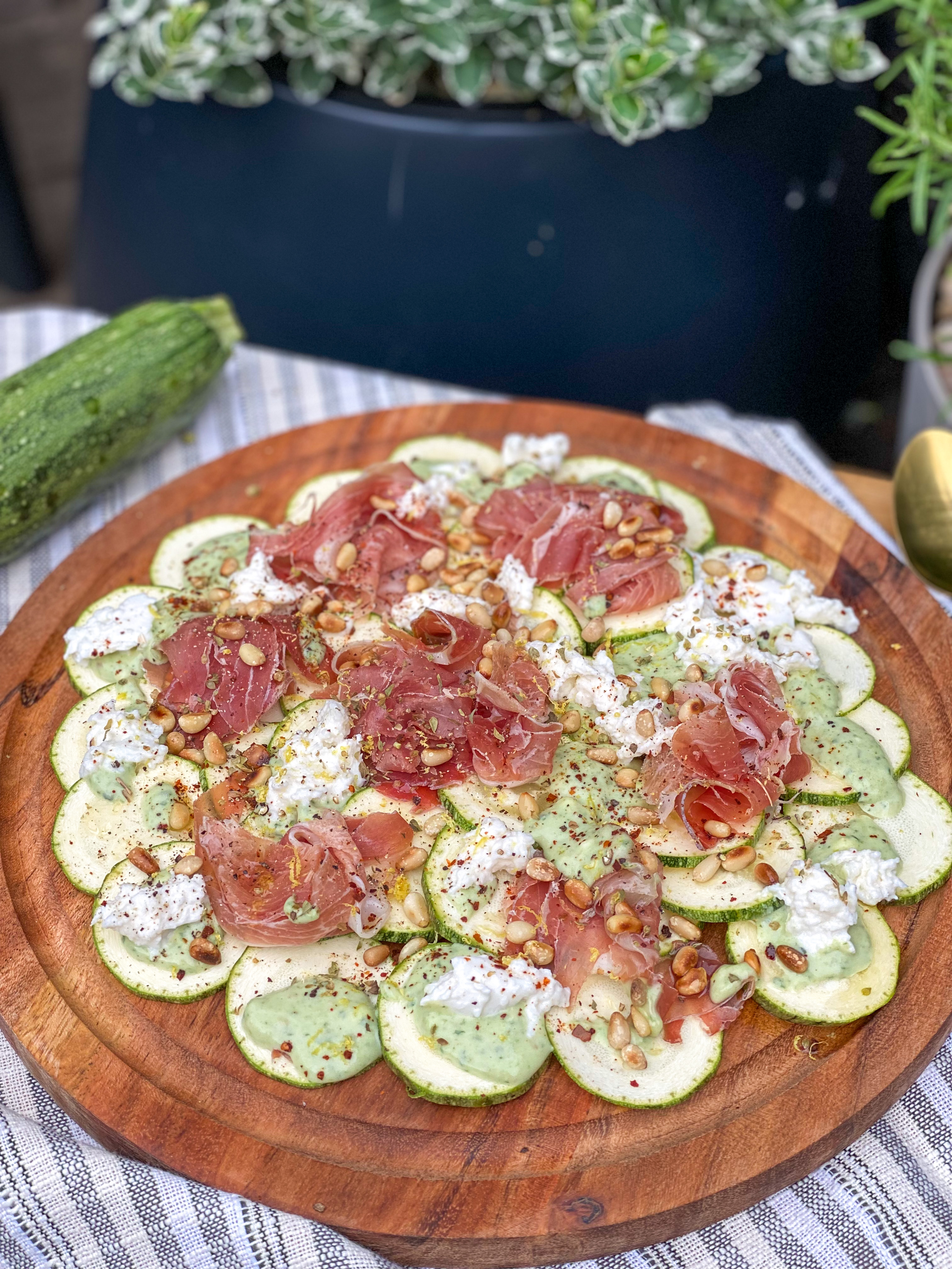 courgette carpaccio met prosciutto en pesto mayonaise