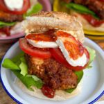 krokante Italiaanse kipburger met kruidige ketchup en mozzarella