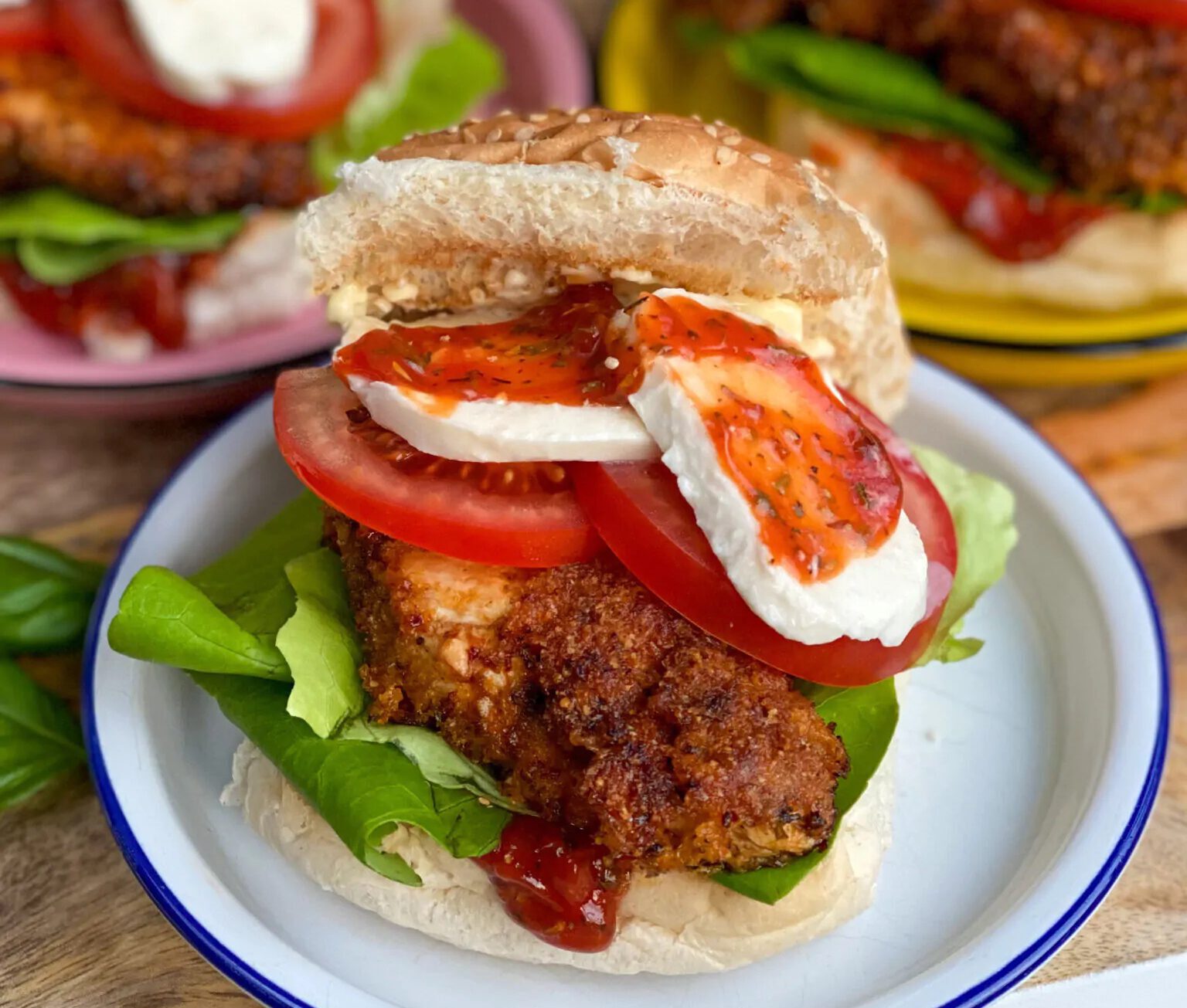 krokante Italiaanse kipburger met kruidige ketchup en mozzarella