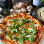 pizza met tomatensaus en champignons