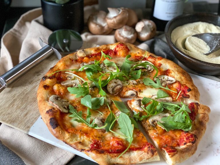 Pizza met champignons en tomatensaus pizza met champignons en tomatensaus