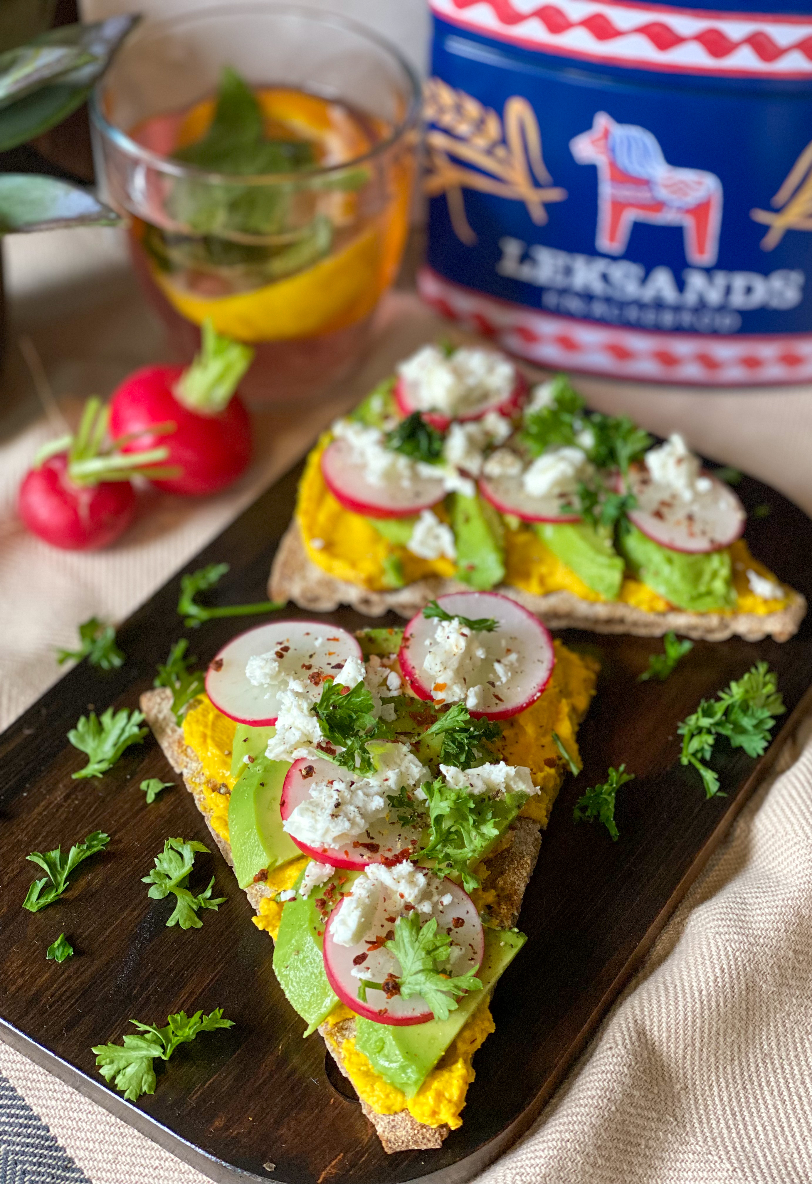 cracker met pompoen hummus en feta