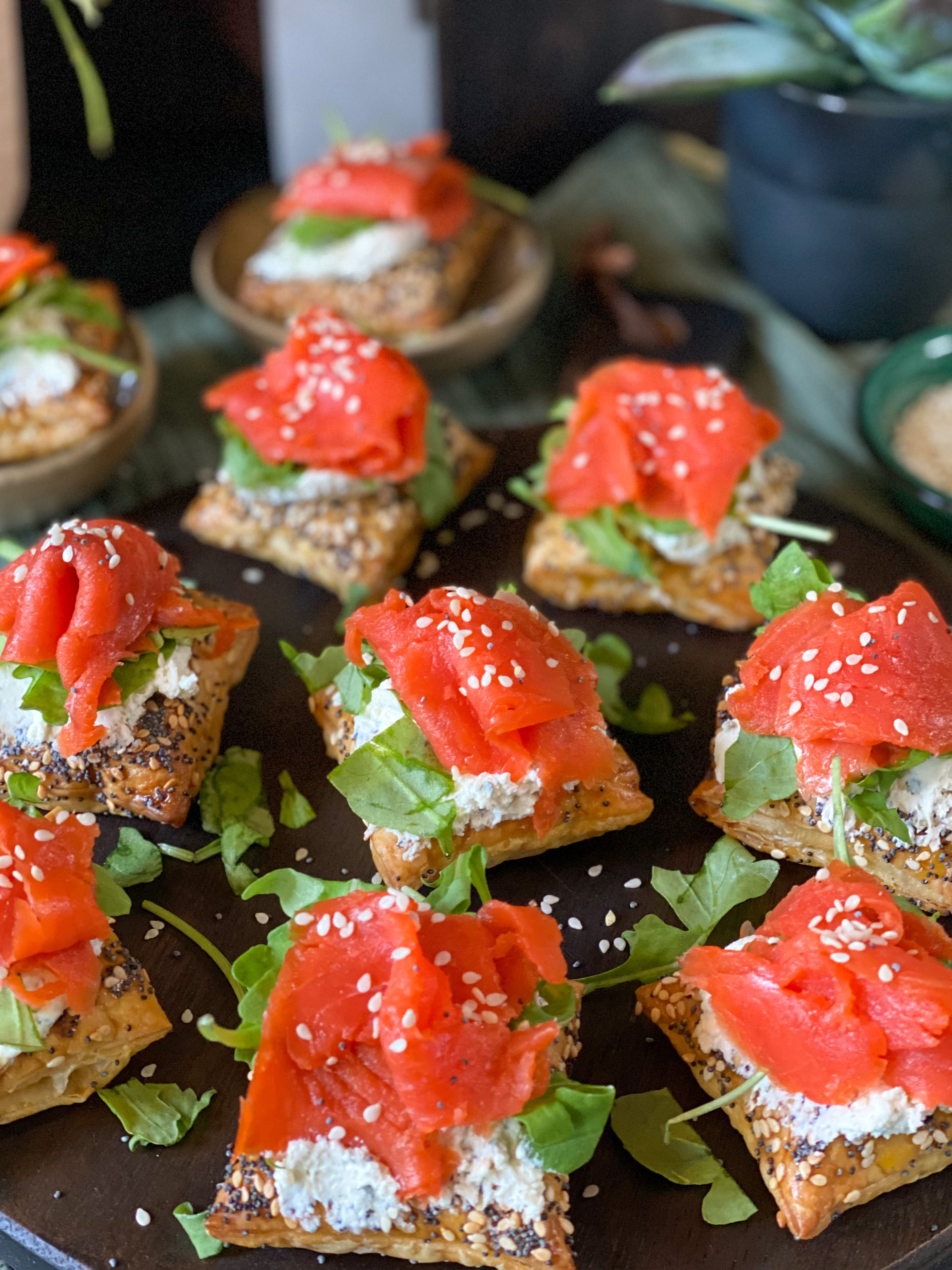 bladerdeeghapje met zalm en Boursin