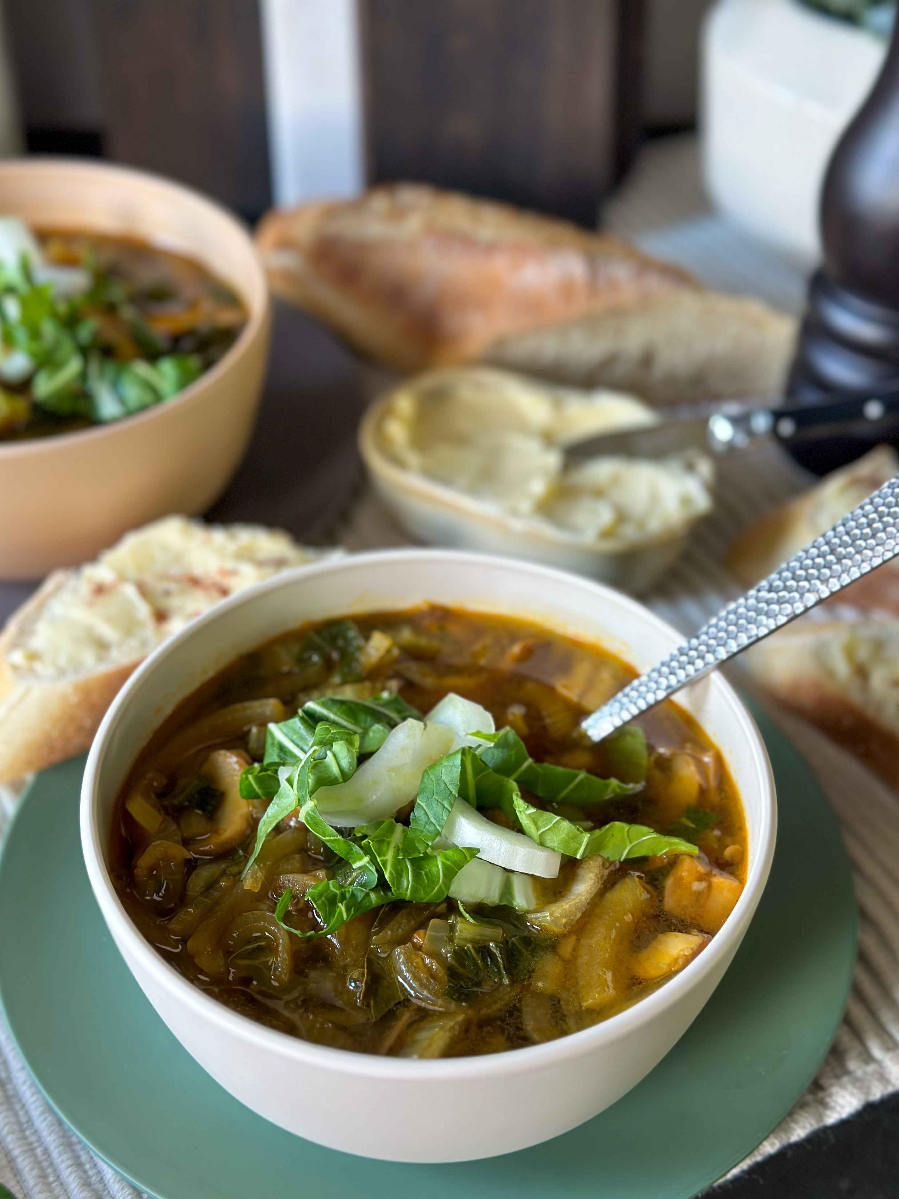 uiensoep met paksoi en champignons