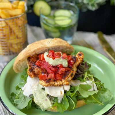 Familie over de Kook weekmenu 4-2023 gegrilde kipburger met tomatensalsa