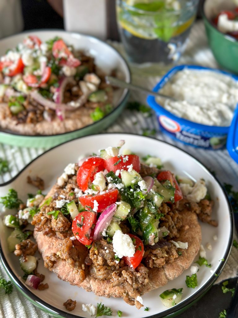 Griekse pit met gehakt en Griekse salade 