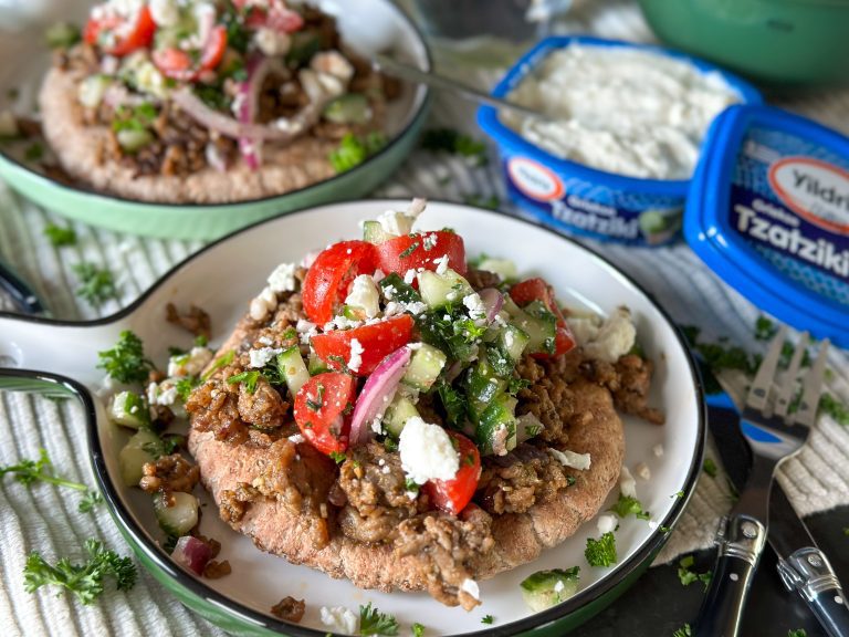Pita met Grieks gehakt en salade Pita met Griekse gehakt en salade
