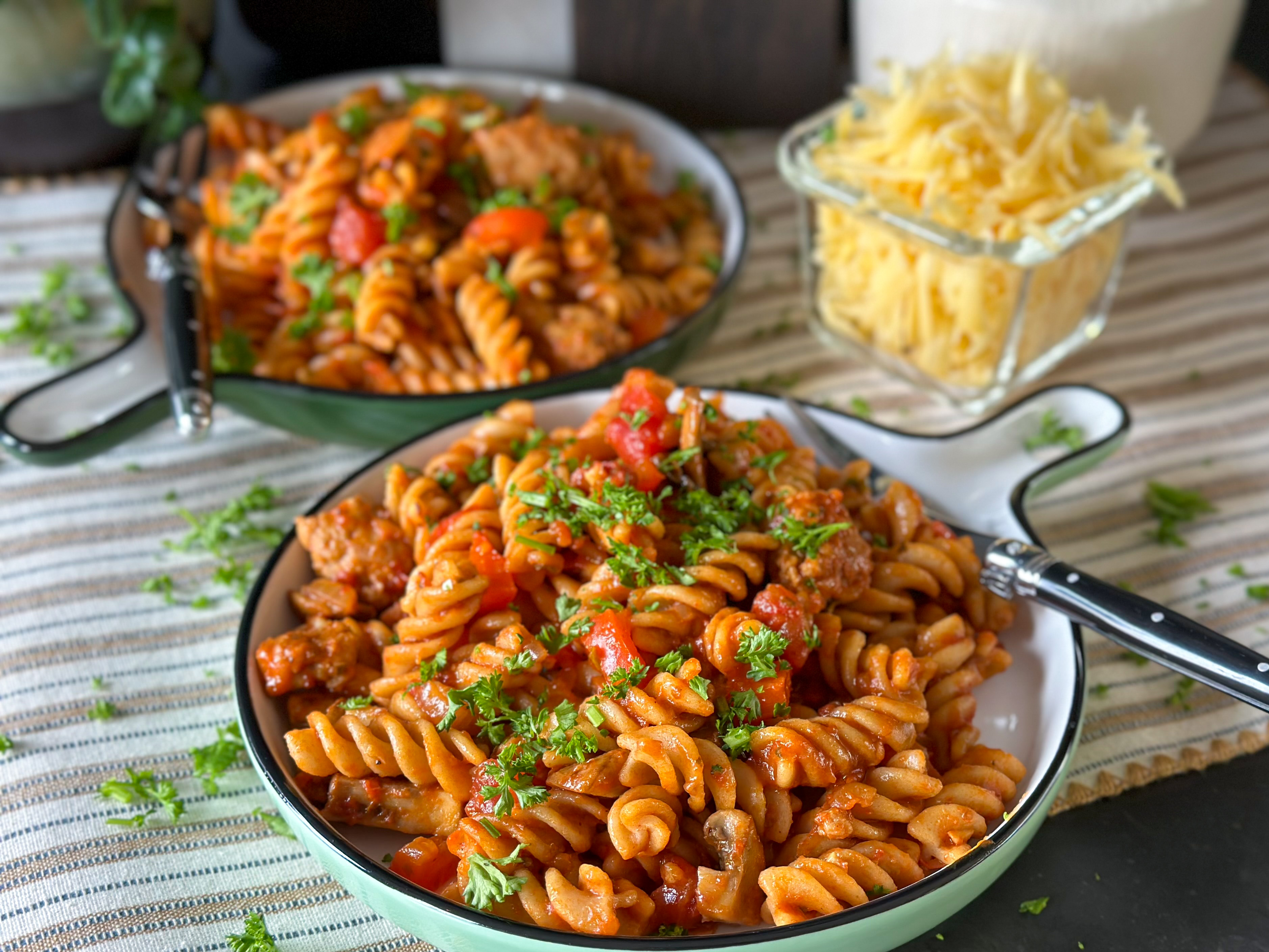 Pasta met paprika en champignons - Familie over de kook