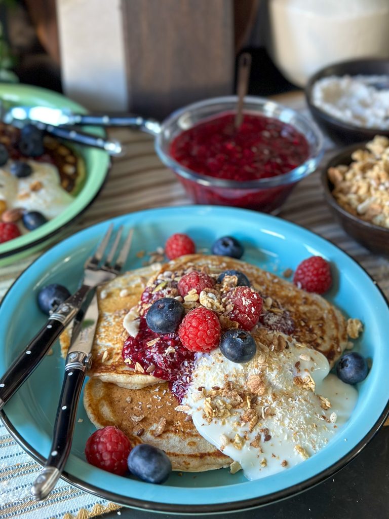 volkoren pancakes vegan met rood fruit en kokosyoghurt 