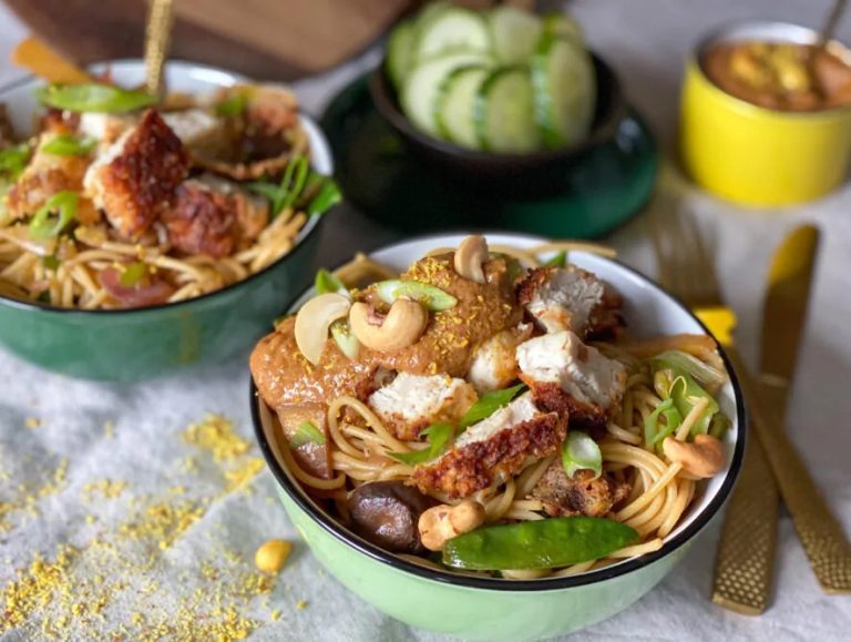 Familie over de Kook weekmenu 18-2023 noedels met krokante kip en pindasaus