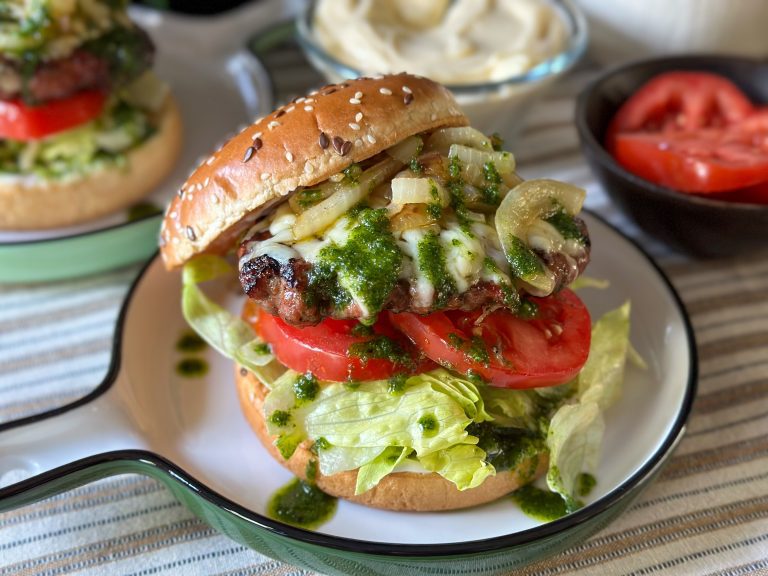 Burgers met gebakken uien en kruidenolie burgers met gebakken uien en kruidenolie