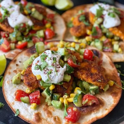 Familie over de Kook weekmenu 23-2023 wraps met gepaneerde kip - geserveerd met frisse salade en crème fraîche dipsaus