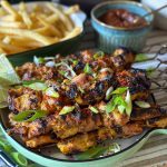 Thaise kipspiesjes in kruidige kokosmelk