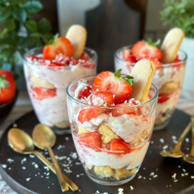 tiramisu met aardbeien in een glaasje tiramisu met aardbeien in een glaasje