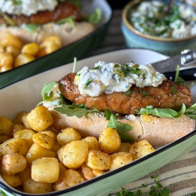 Griekse hotdogs met feta yoghurtsaus Griekse hotdogs met feta yoghurtsaus
