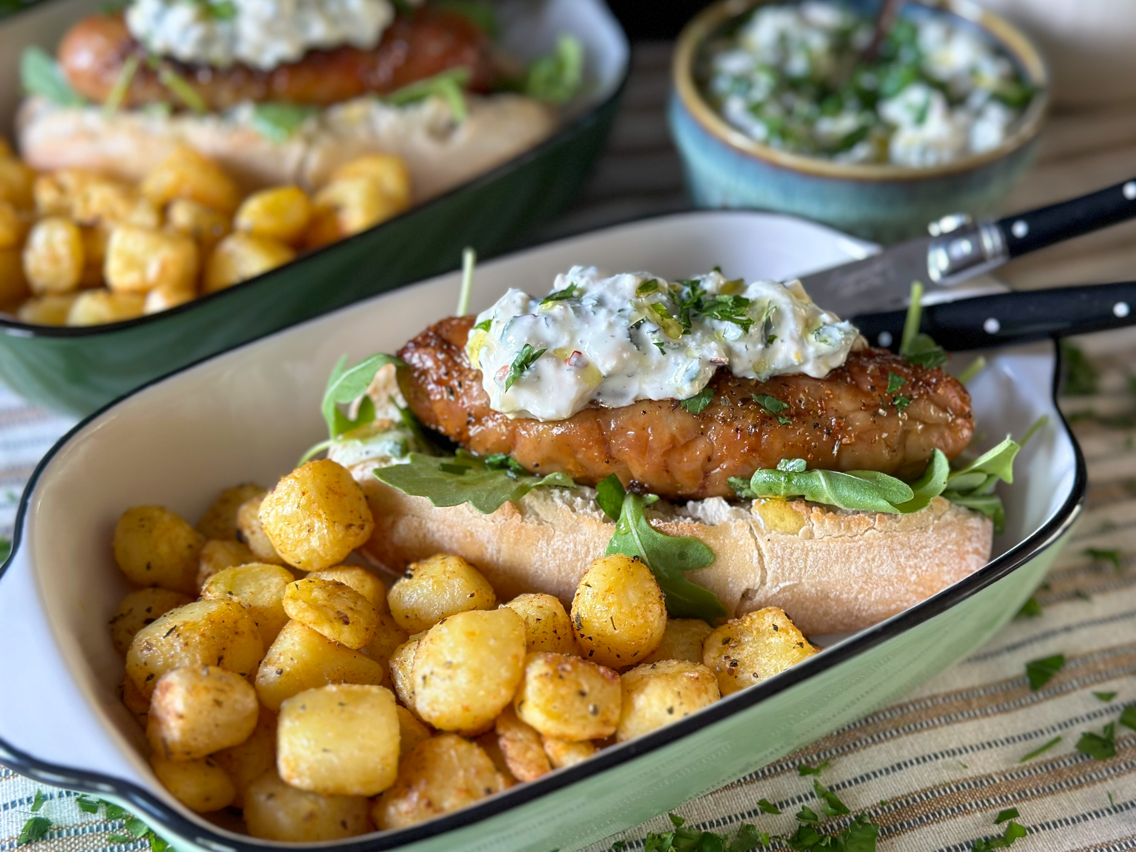Griekse hotdogs met feta yoghurtsaus