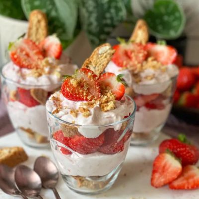 5 x zomerse toetjes trifle met aardbeien en cantuccini