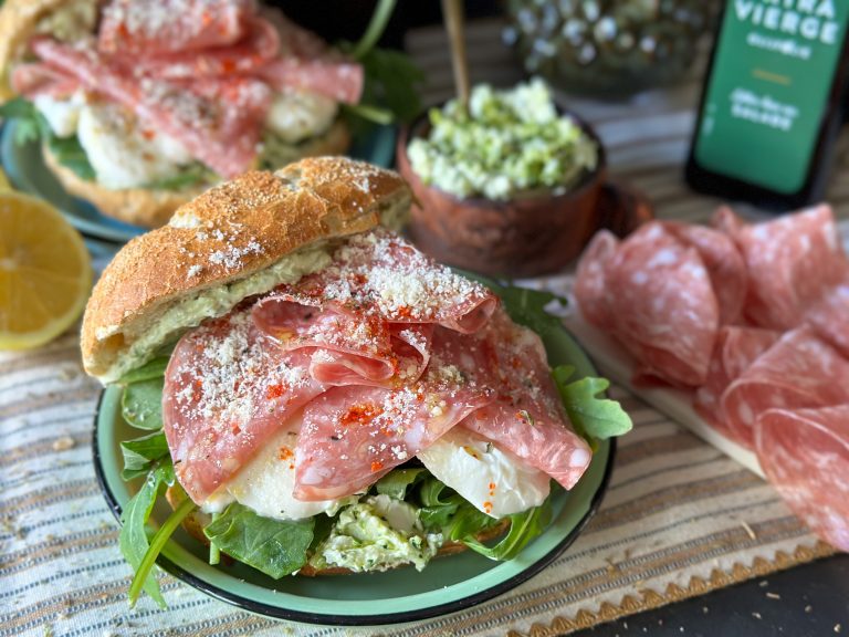 7 lekkere lunch broodjes Italiaanse bol met pesto-roomkaas en salami