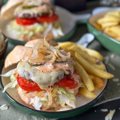 Burgers met oude kaas en burgersaus burgers met oude kaas en burgersaus
